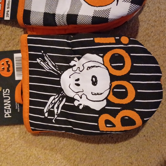 BNWT Snoopy 2pk silicone mini mitt - Picture 2 of 2